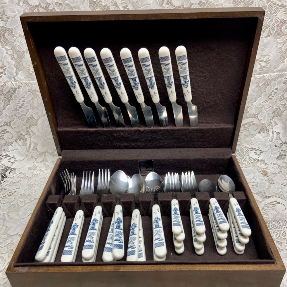 Vintage, 32pc Blue Willow Flatware, Service for 8 with Wooden Box